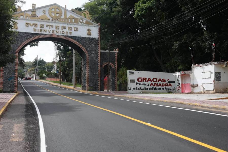 Carretera Nueva Historica; Ariadna Ayala entrega rehabilitaci&oacute;n del camino a Metepec