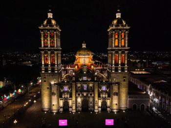 Inauguran Pepe Chedraui y Arquidi&oacute;cesis de Puebla nueva iluminaci&oacute;n de la Catedral