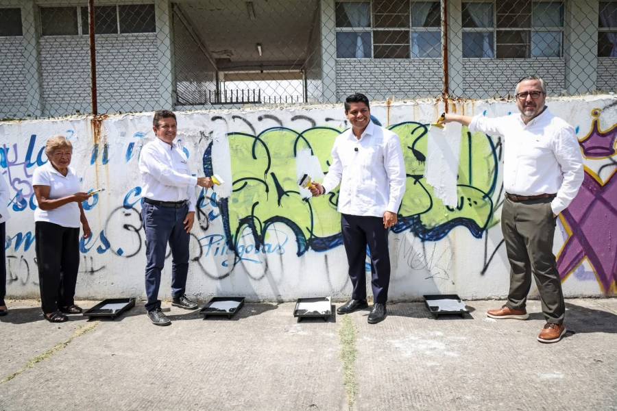 Omar Mu&ntilde;oz firma convenio para rehabilitar Unidad Deportiva La Reserva