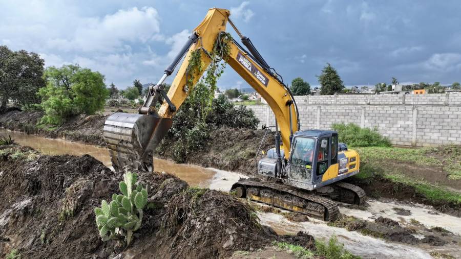 Gobierno estatal despliega maquinaria pesada tras deslaves e inundaciones en Ciudad Serd&aacute;n