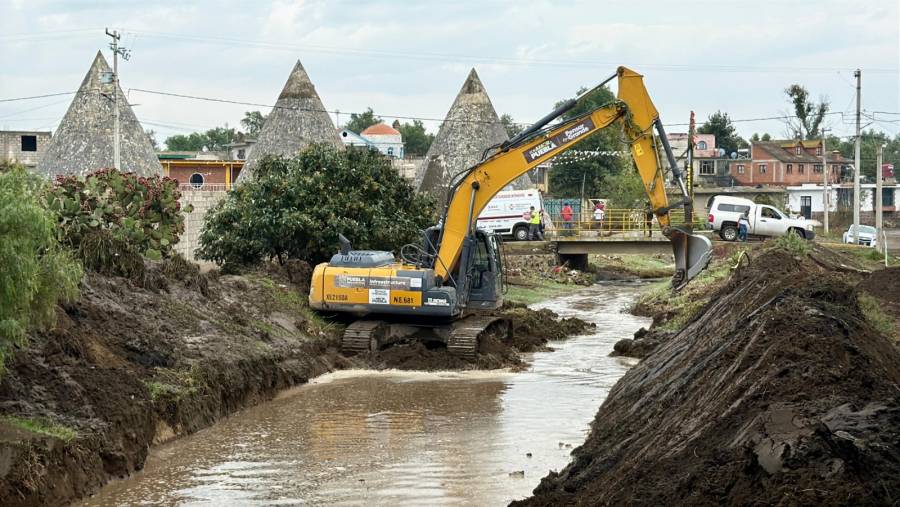Gobierno estatal despliega maquinaria pesada tras deslaves e inundaciones en Ciudad Serdaacuten