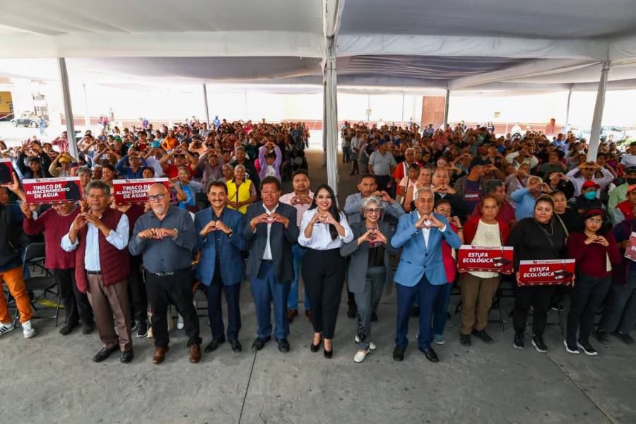 San Pedro Cholula entrega tinacos y estufas ecol&oacute;gicas a familias