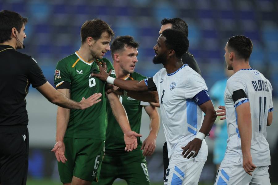 Jugadores israelíes portan brazalete negro en empate ante Irlanda