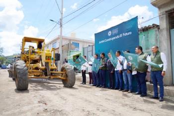 Inicia gobierno de Juan Manuel Alonso construcci&oacute;n con adoqu&iacute;n de la calle L&aacute;zaro C&aacute;rdenas en Tecaltzingo