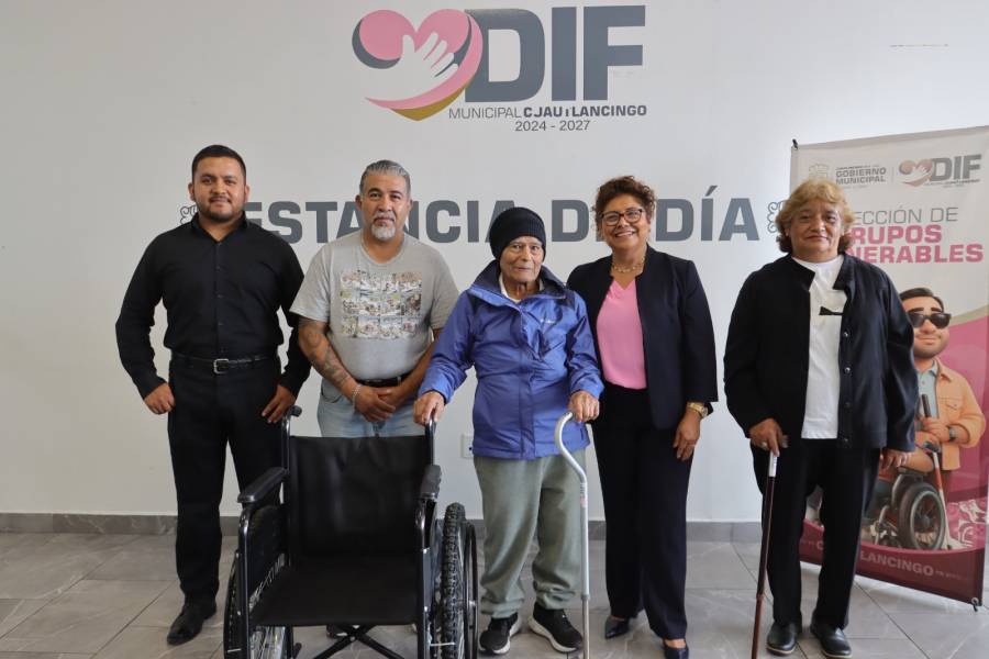 Tere Alfaro entrega bastones y silla de ruedas a cuatro beneficiarios