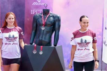 Presenta Gobierno de Pepe Chedraui playera y medalla del Medio Marat&oacute;n 21K Puebla 2026
