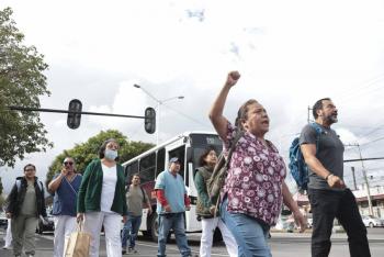 Personal del IMSS protesta en Puebla por falta de insumos, plazas y mejores pensiones