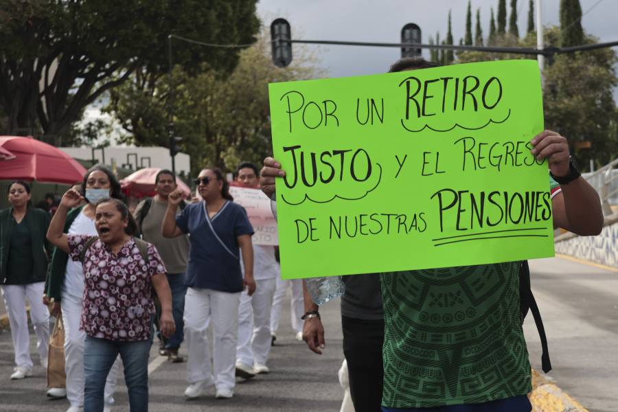 Trabajadores del IMSS en Puebla cumplen cuatro d&iacute;as en plant&oacute;n por mejoras salariales e insumos m&eacute;dicos