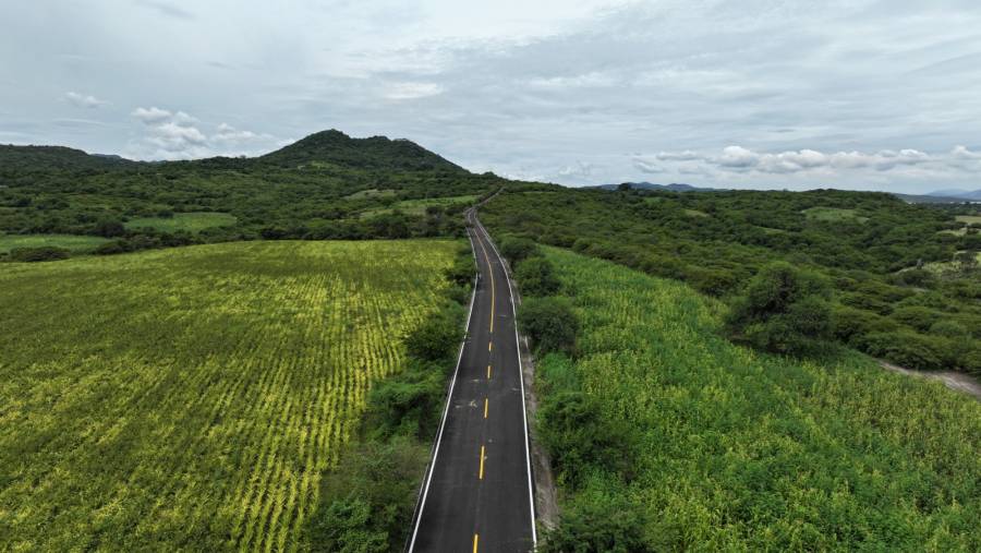Gobierno estatal abre conexi&oacute;n con Morelos con la pavimentaci&oacute;n de la carretera Achichipico – San Miguel