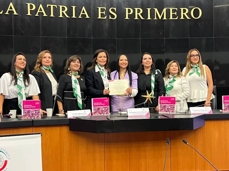 Liz S&aacute;nchez recibe en el Senado el libro Voces femeninas, liderazgos que inspiran