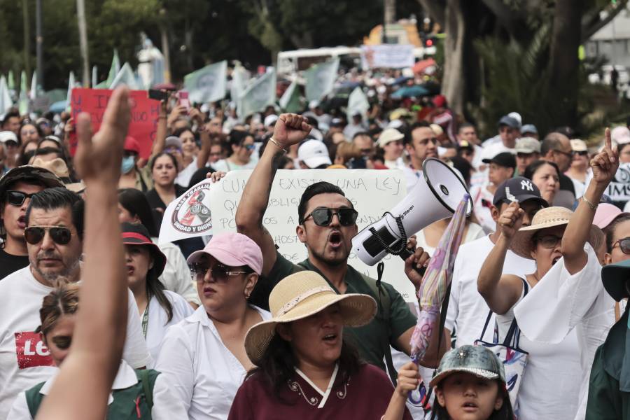 Marchan trabajadores del IMSS en Puebla; rechazan aumento salarial y denuncian falta de insumos