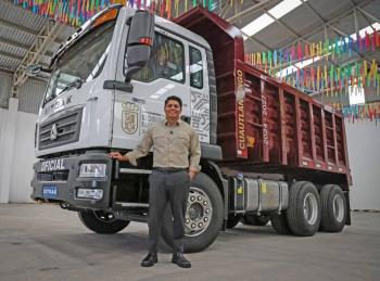 Fortalece Omar Mu&ntilde;oz el parque vehicular con nuevo cami&oacute;n