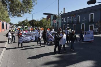 Trabajadores del IMSS-Bienestar en Puebla exigen reconocimiento sindical, basificaci&oacute;n e insumos m&eacute;dicos