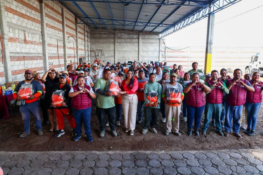 Tonantzin Fern&aacute;ndez entrega 75 uniformes al personal de limpia de San Pedro Cholula