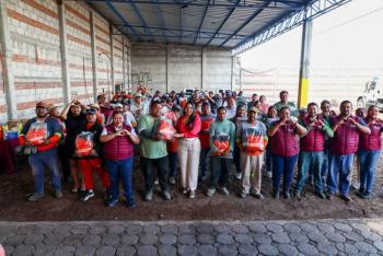 Tonantzin Fern&aacute;ndez entrega 75 uniformes al personal de limpia de San Pedro Cholula