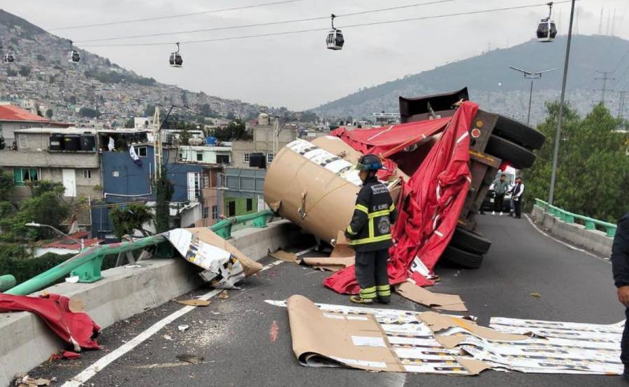 Vuelca tráiler cargado con rollos de cartón en conexión de la México-Pachuca; deja dos lesionados y caos vial