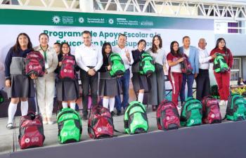 Gobierno de Juan Manuel Alonso hace historia con la entrega de 3 mil 500 mochilas a estudiantes de educaci&oacute;n media superior