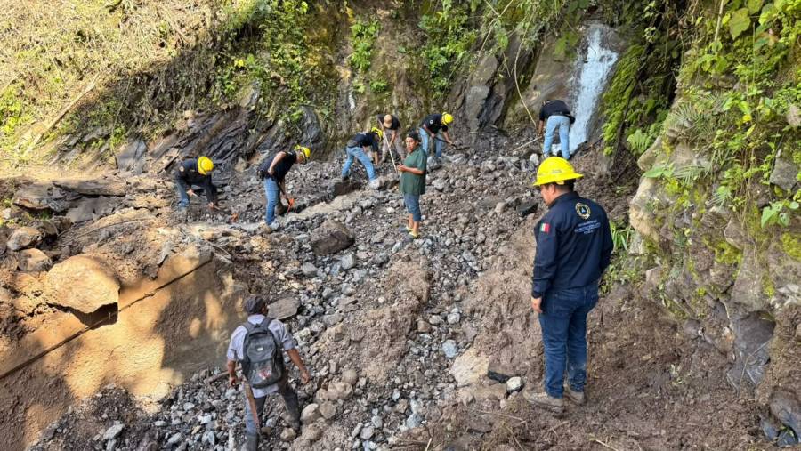 &Oacute;rdenes de gobierno y fuerzas armadas atienden deslizamiento de tierra en Pahuatl&aacute;n