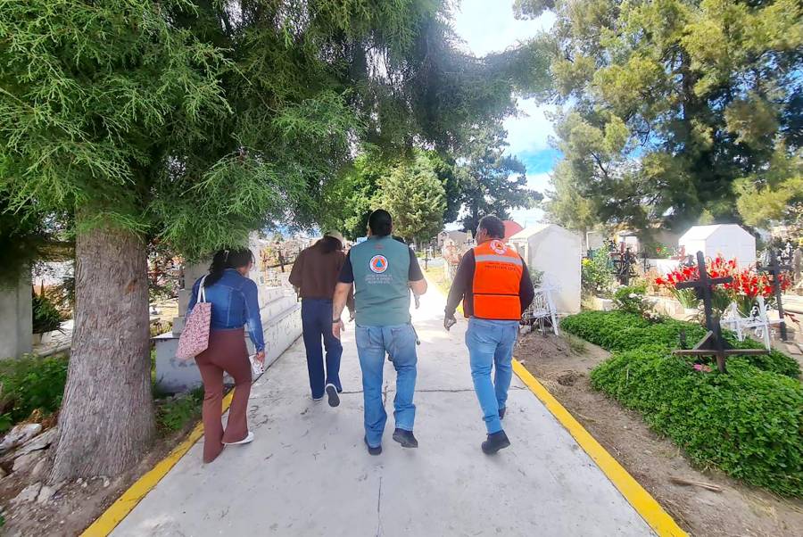 Gobierno de Texmelucan prepara panteones para recibir a visitantes durante las celebraciones de d&iacute;a de muertos